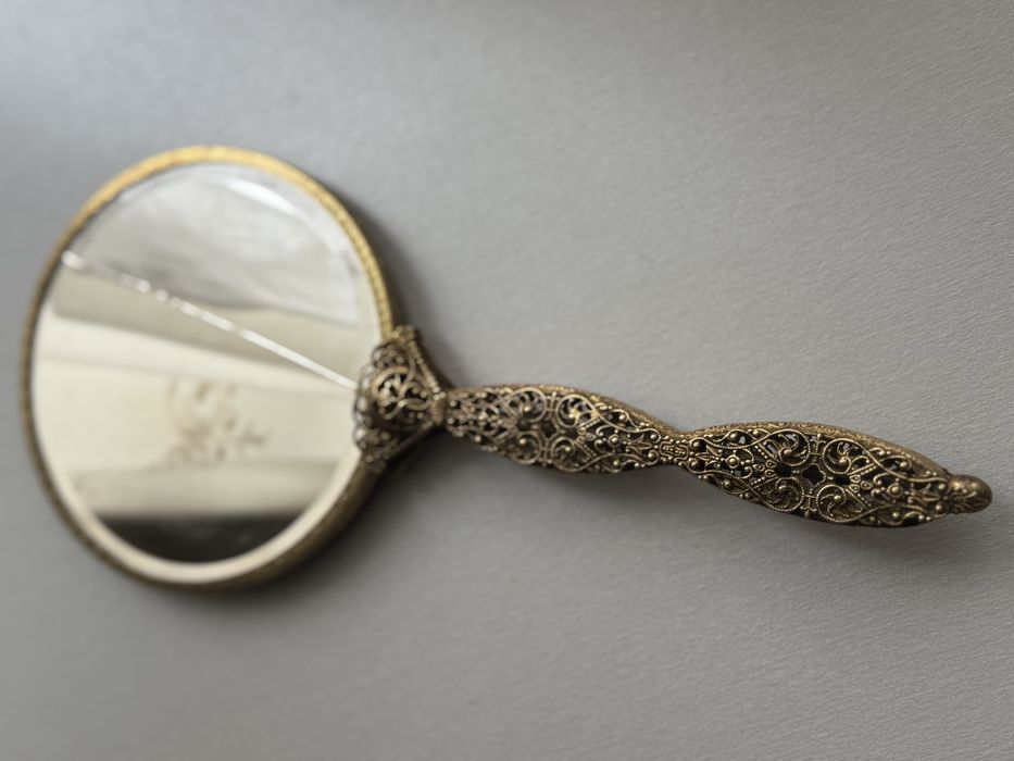 Oglinda veche din alama