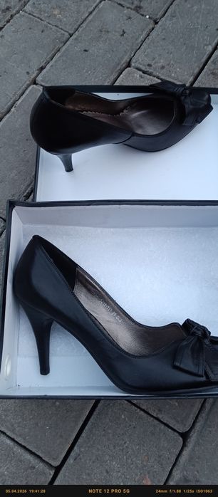 Продам черные туфли