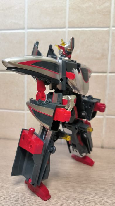 Робот трансформер поезд