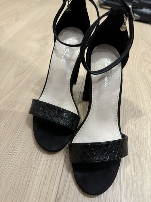 Черни сандали на ток