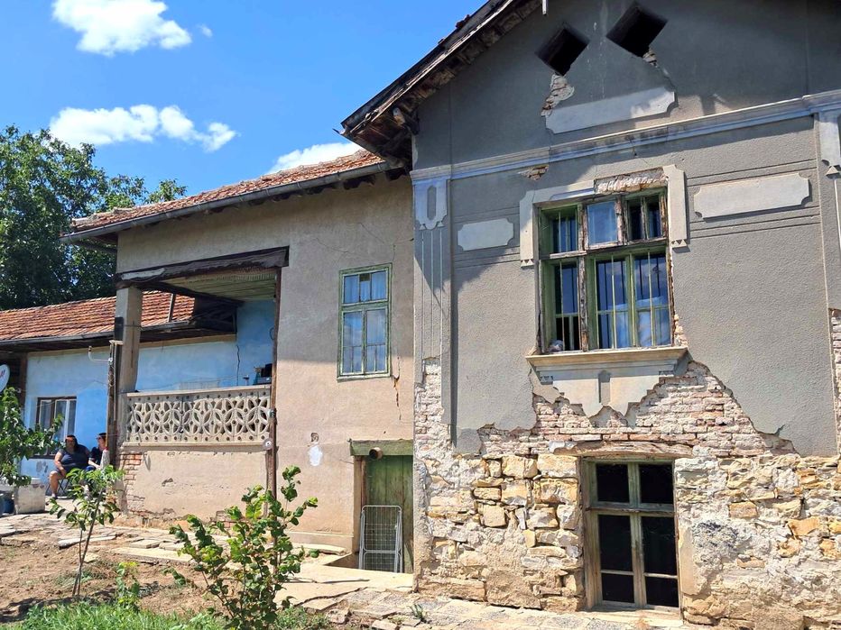 Двуетажна тухлена къща в село Лозен, общ. Стражица