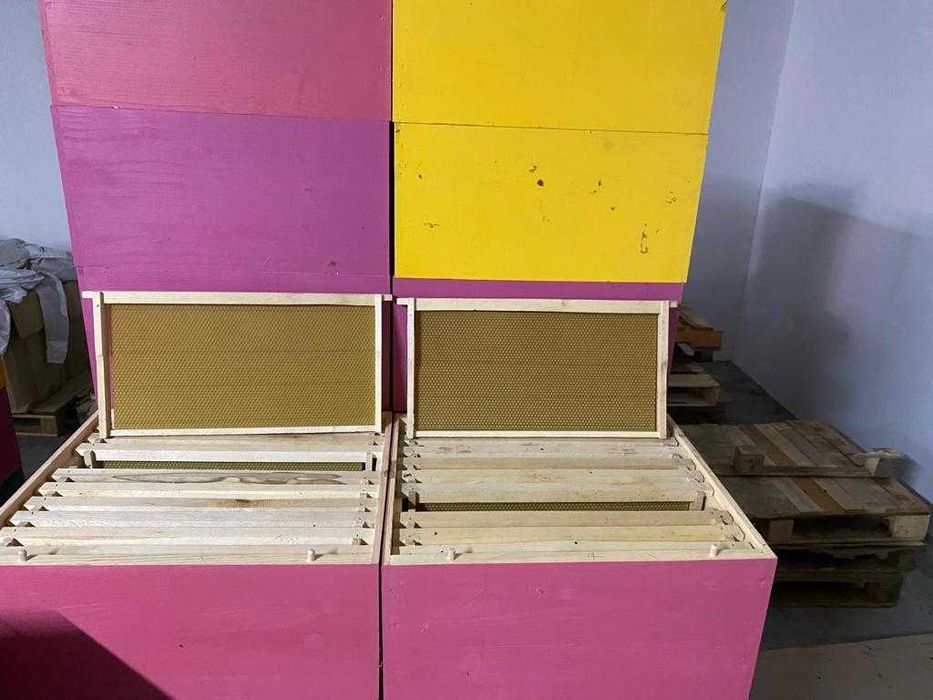 Caturi 3/4 pentru stupi echipate cu rame cu foita de ceara