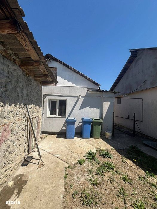 De vanzare casa situata la 5 minute de Roman, teren de 1.070mp 82.000e
