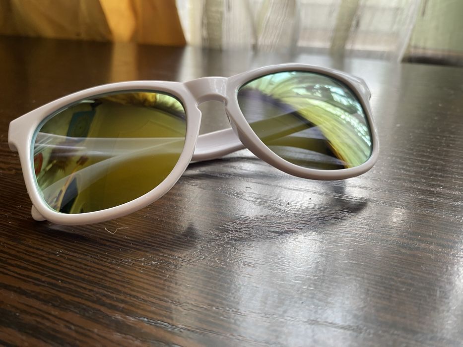 Солнцезащитные зеркальные очки.