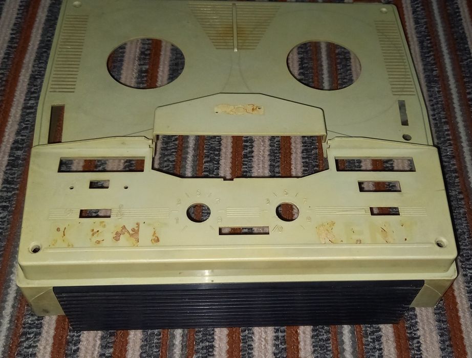 Carcasa magnetofon tesla b4