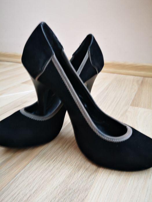 Обувки с вътрешна платформа