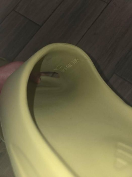 Yeezy slides noi