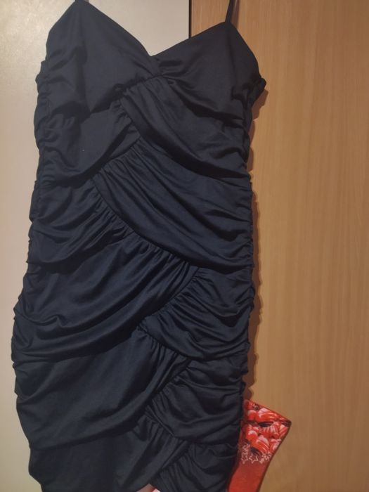 Продавам малка черна рокля