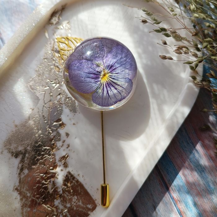 Брошь с настоящими цветами