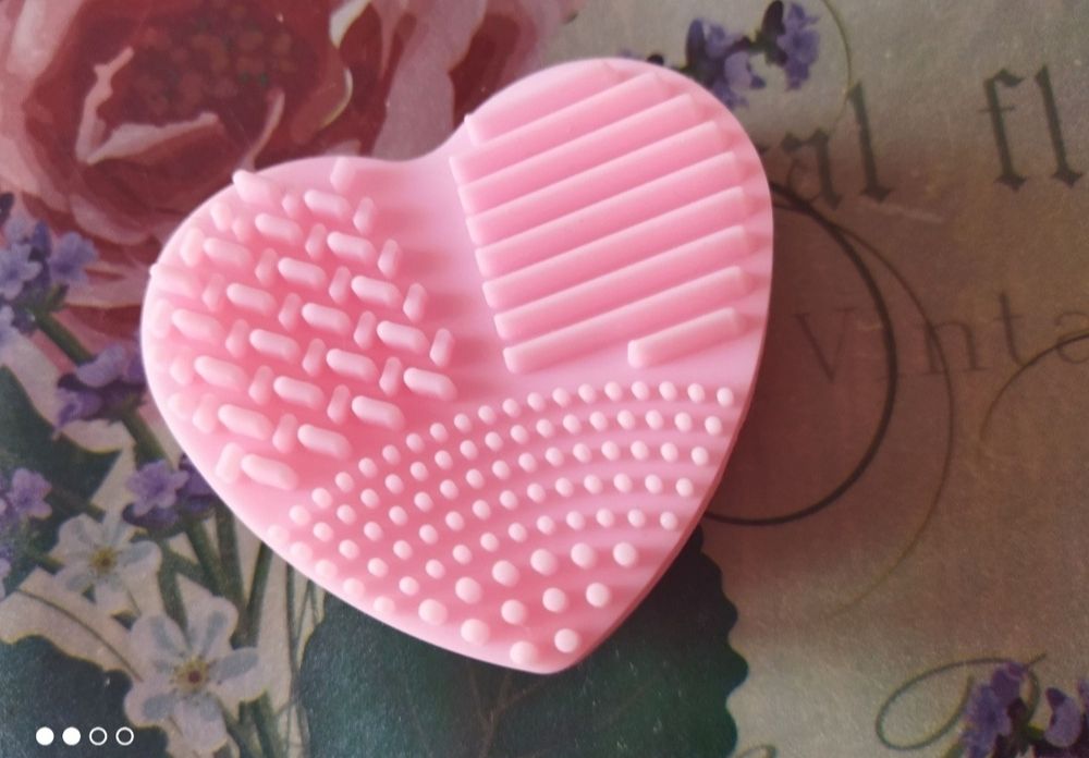 Силиконово сърце за чистене на четки за грим
