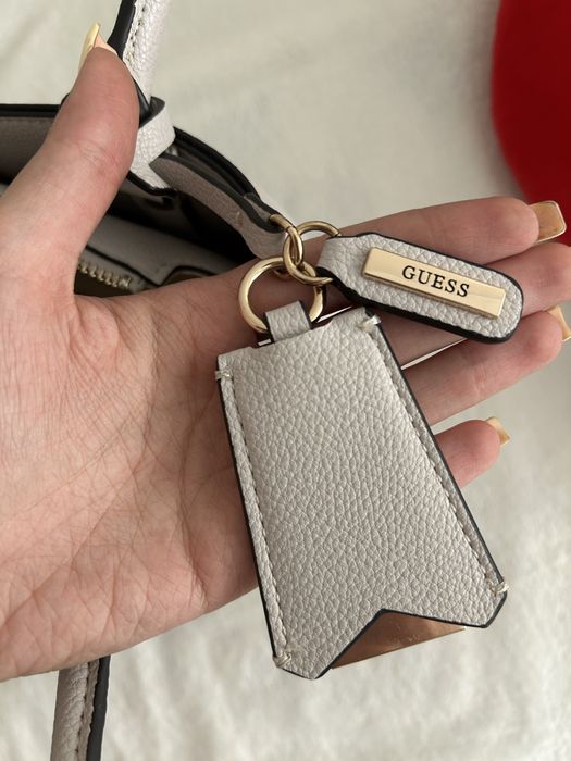 Guess чанта оригинална