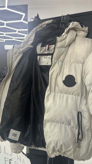 Geaca Moncler…….