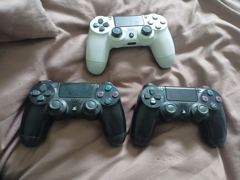 Продам PS4+3 геймпада+8 игр+зарядная станция