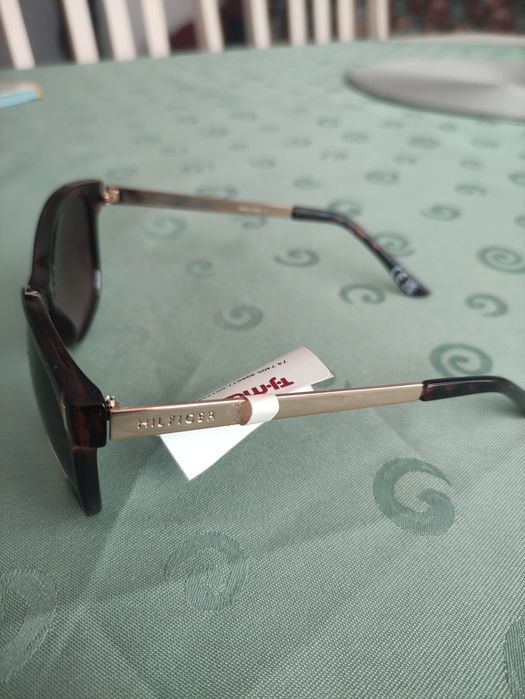 Солнцезащитные очки Tommy Hilfiger