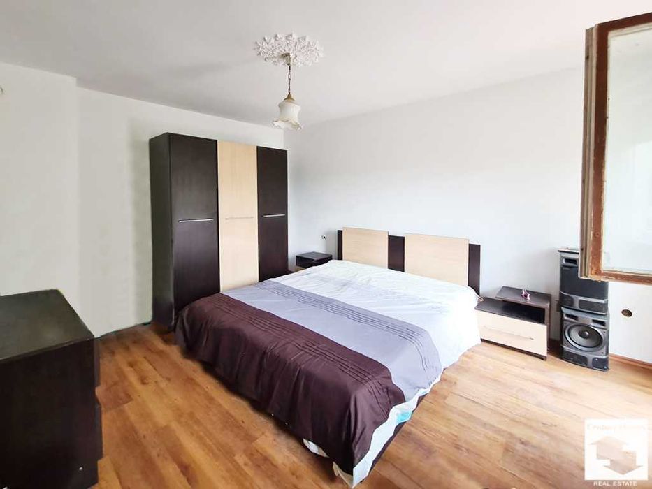 190026 Просторна триетажна къща с голям двор в село Караманово