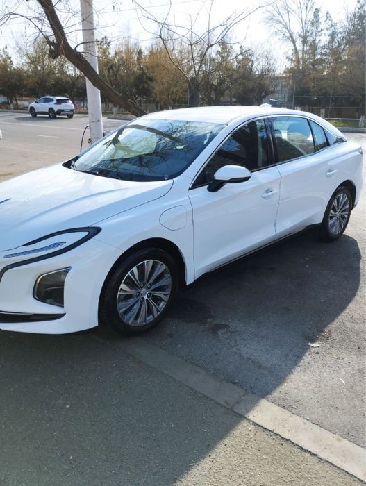 Hongqi EQM 5 oq rangda top toza moshina 2024 yil 15800 probeg