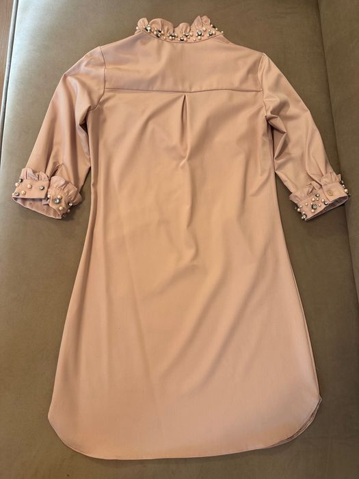 Къса рокля-риза с декорация по яката и маншети