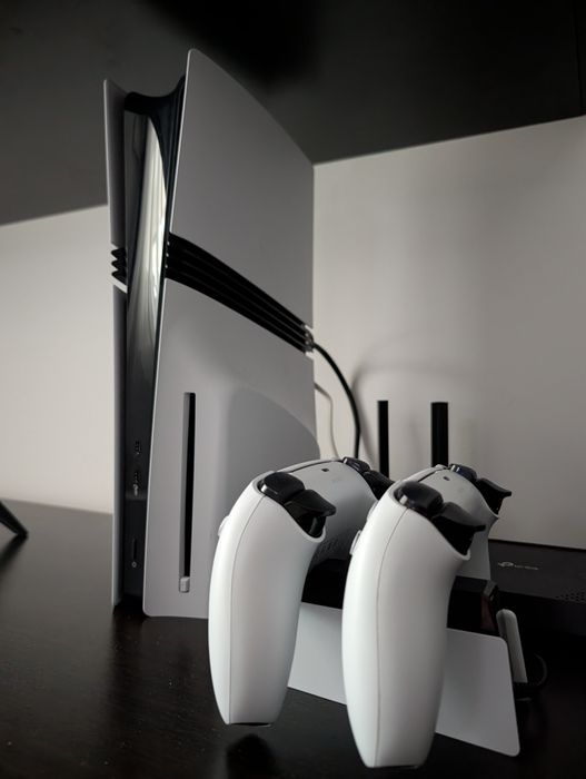 PS5 PRO DISK + charge station + 2 controllere