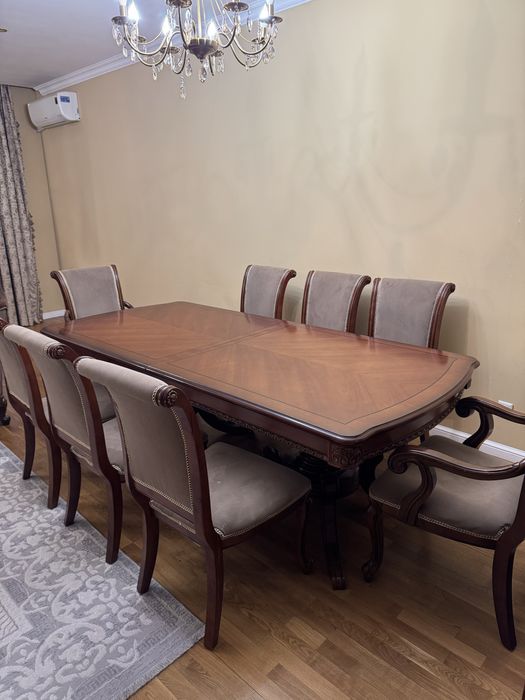 Стол со стульями в гостинную