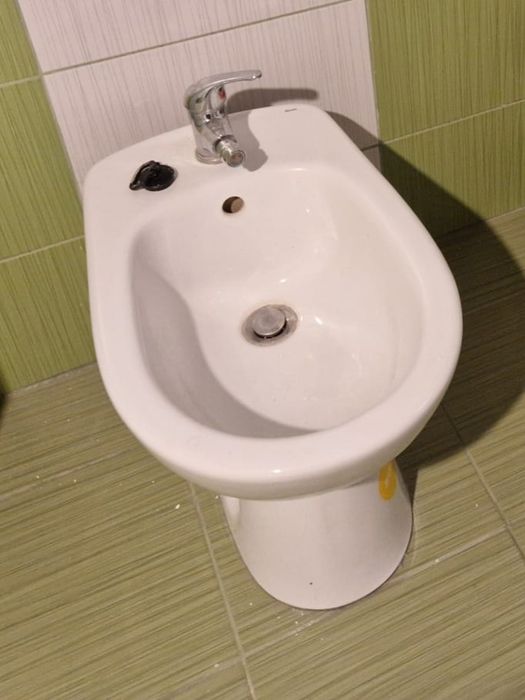 Vând set chiuveta, oglinda, corp mobila și wc plus rezervor