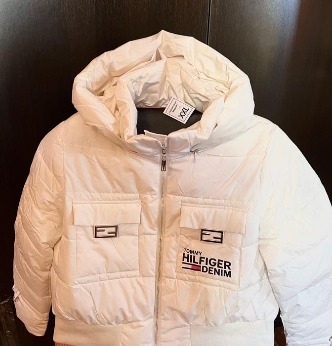 Vand geaca alba noua