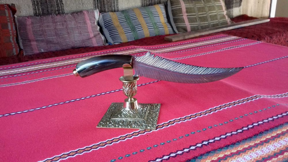 Нож ,,ПЕРО" със стойка