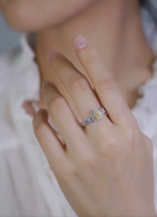 Кольцо с желтым бриллиантом