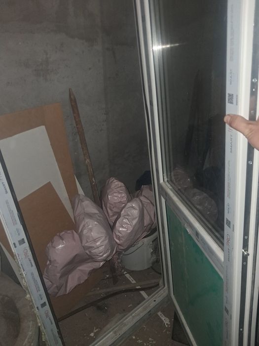 Дверь пластиковая, в отличном состояний