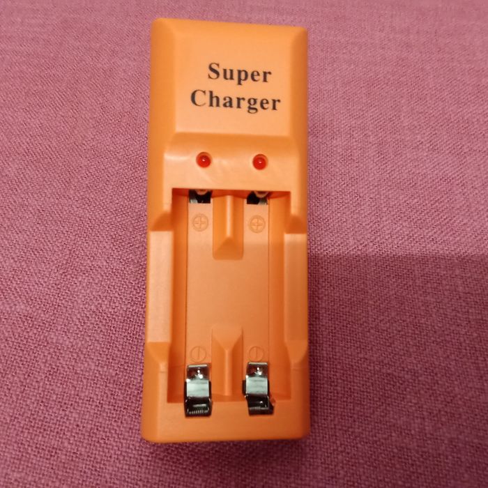 Aparat pentru încărcat baterii.