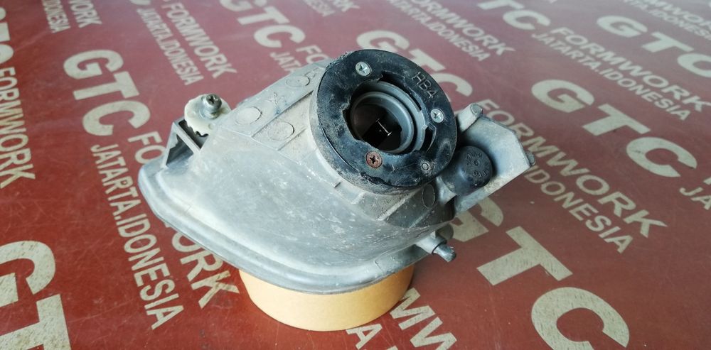 Десен и ляв халоген Toyota Rav4 XA20 (2000-2004)