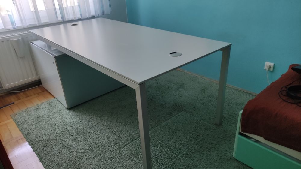 Birou pentru firma cu spatiu de depozitare pe ambele parti