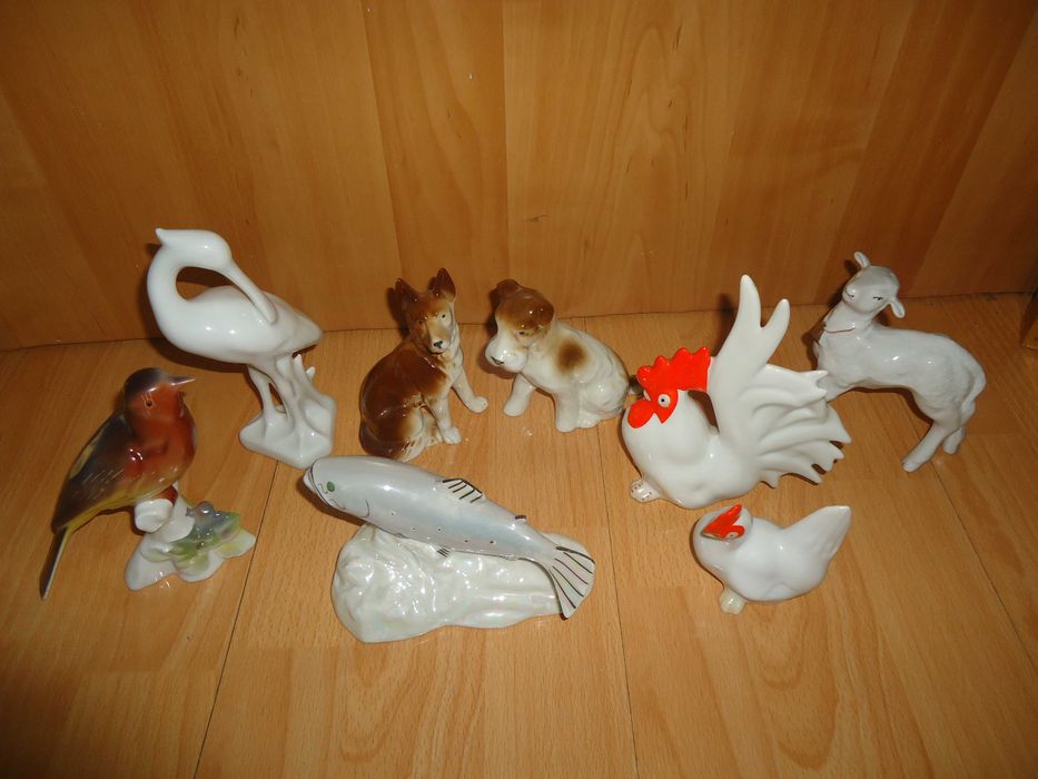 Bibelouri, fructiere, vaze, nostalgia comunista.