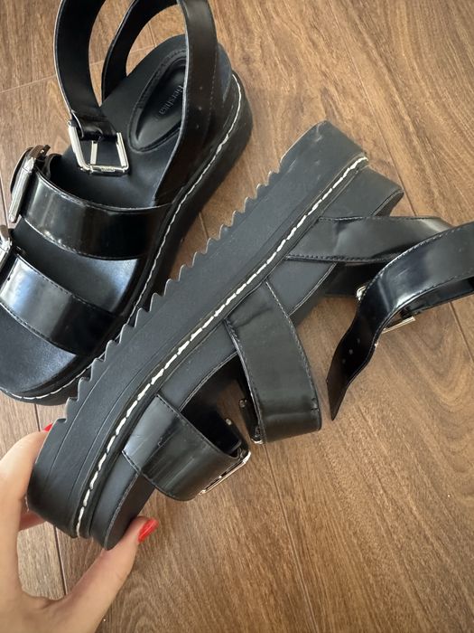 Сандали BERSHKA