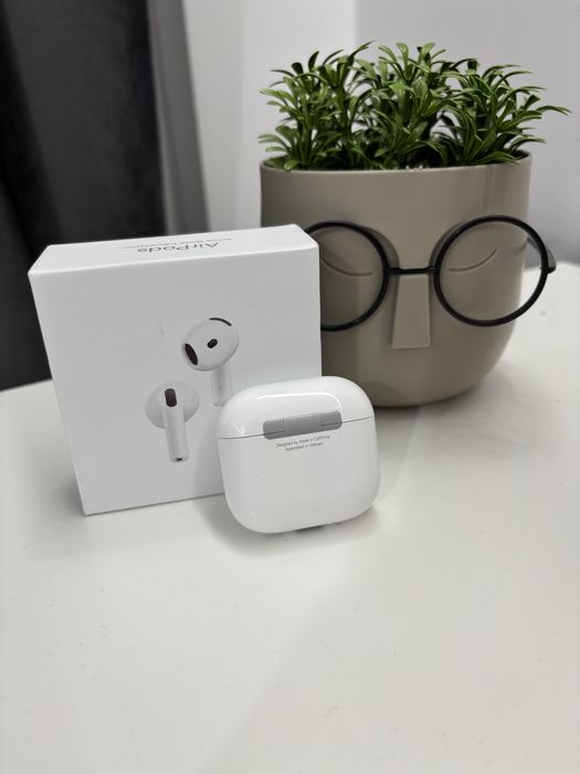 Apple AirPods 4.