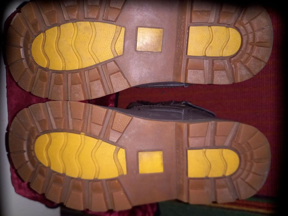 Продаю фирменный ботинки.