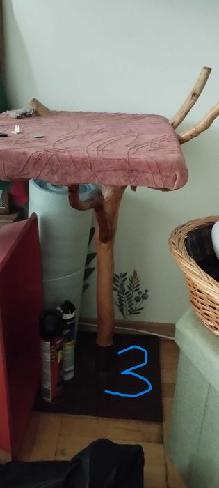 за котката катерушка, купа храна, витамини, легло радиатор