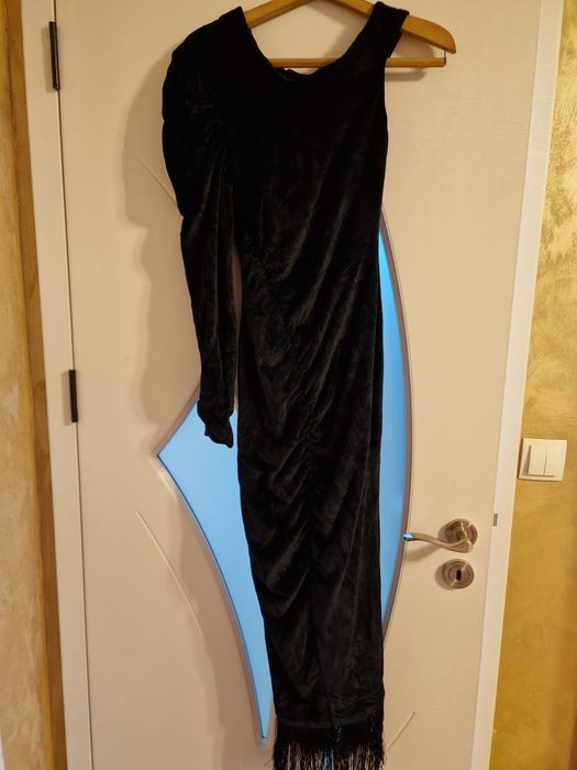 Елегантна черна рокля с изрязан акцент и фини презрамки.