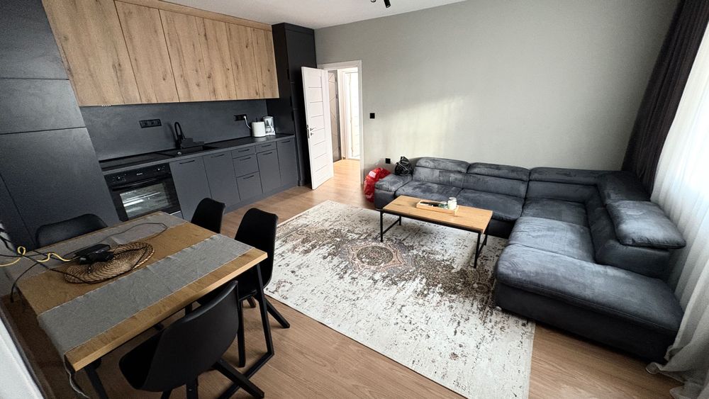 Дава се под наем Тристаен апартамент в Варна, Базар Левски - 100 кв.м за 1020 € - Снимка #1