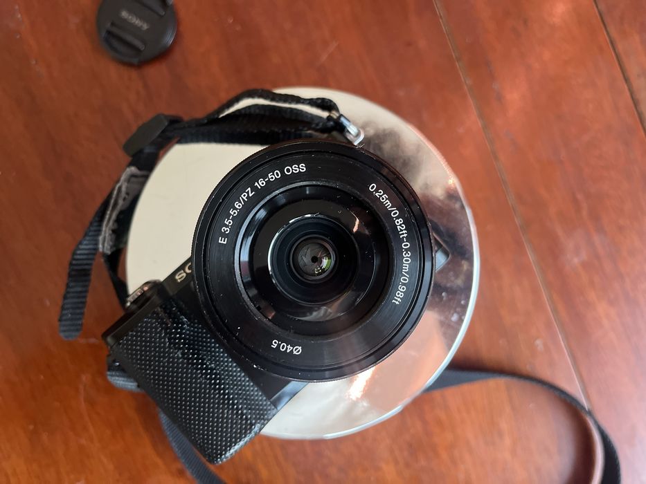 Sony A5000 (Alpha 5000) с оригиналния си китов обектив Sony E 16-50mm f/3.5-5.6 PZ OSS.