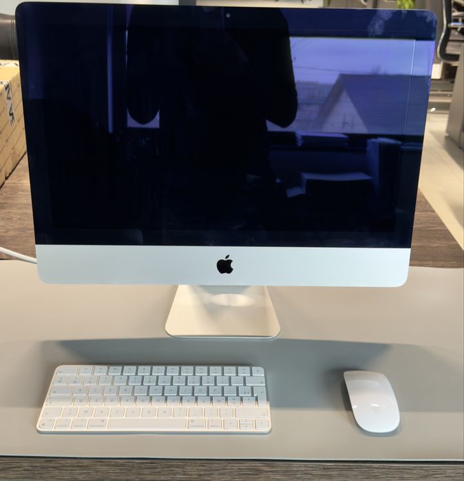iMac 21.5” | insotit de Magic Keyboard si Magic Mouse