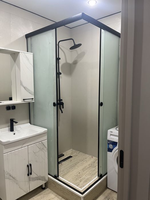 Душевые кабины ,перегородка из стекла для ванны