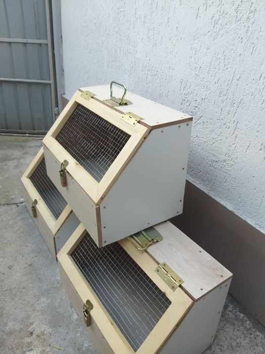 Vând cuști de transport și voliere pentru papagali