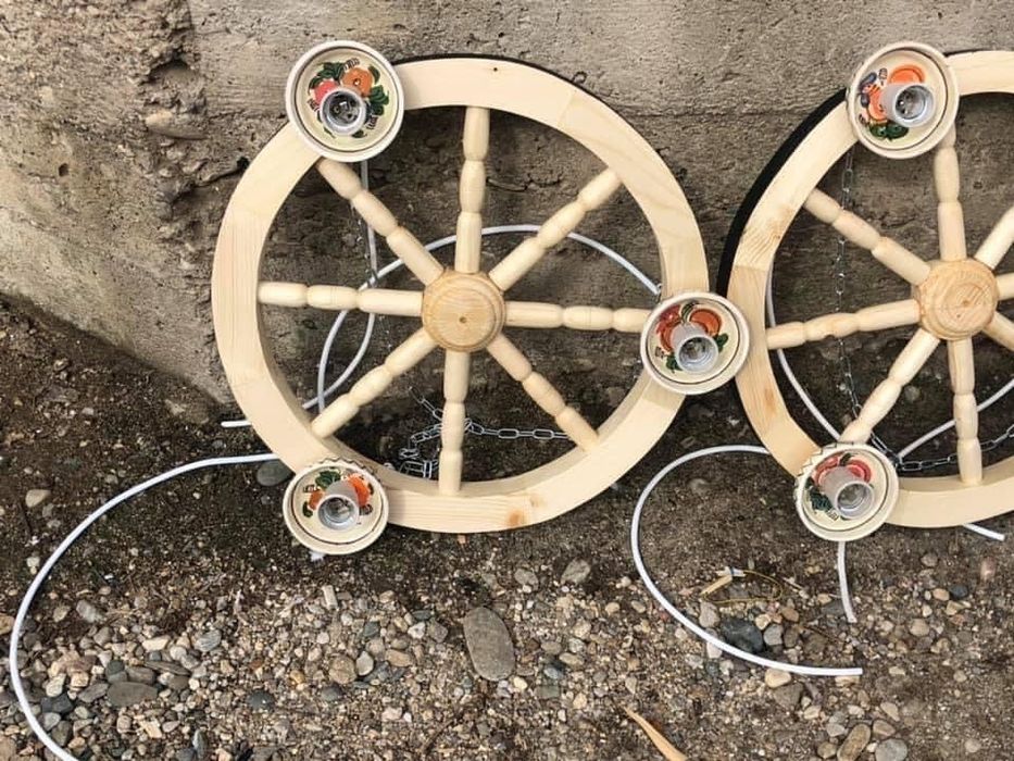 Lustra din lemn masiv