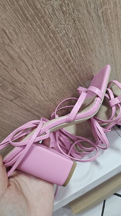 Сандали с връзки