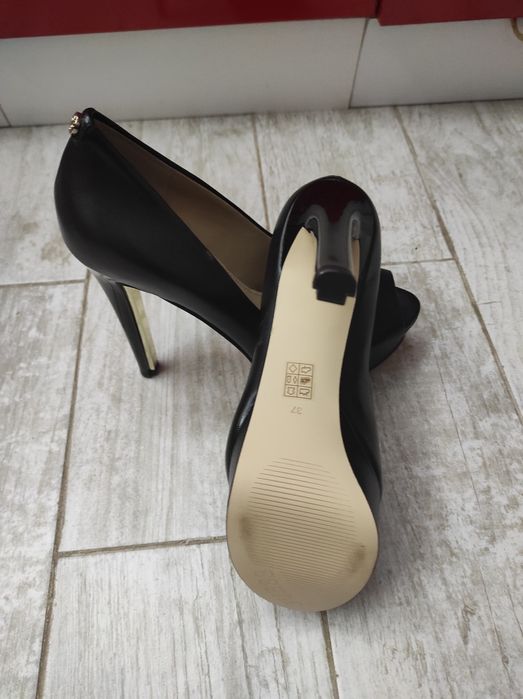 Обувки GUESS с висок ток