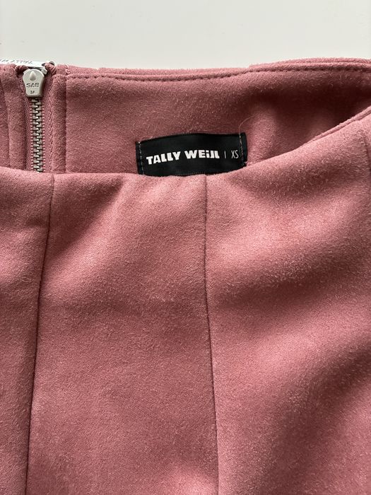 Дамска пола от велур  цвят прпел от рози за момиче с размер XS