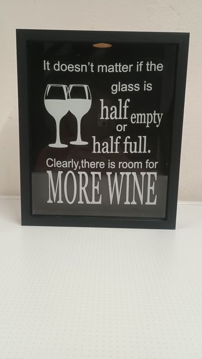 Декоративен плакет от дърво и стъкло за бар и ресторант