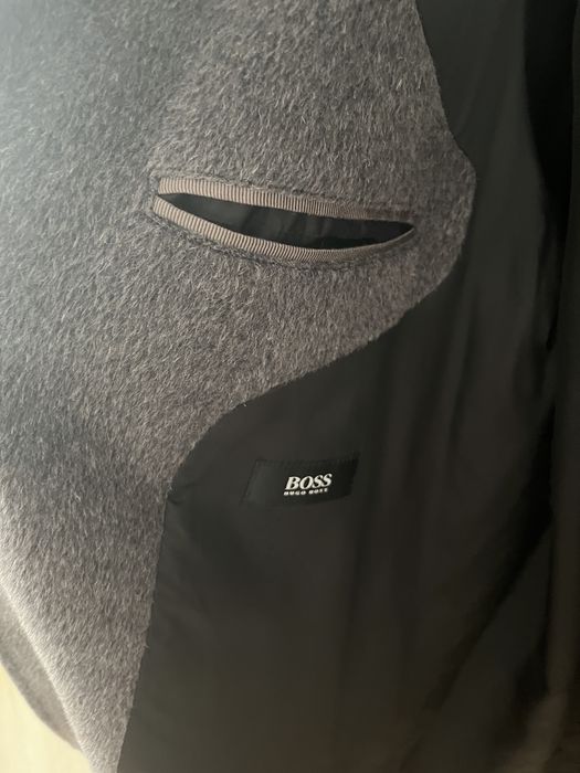 Сиво палто на Hugo Boss