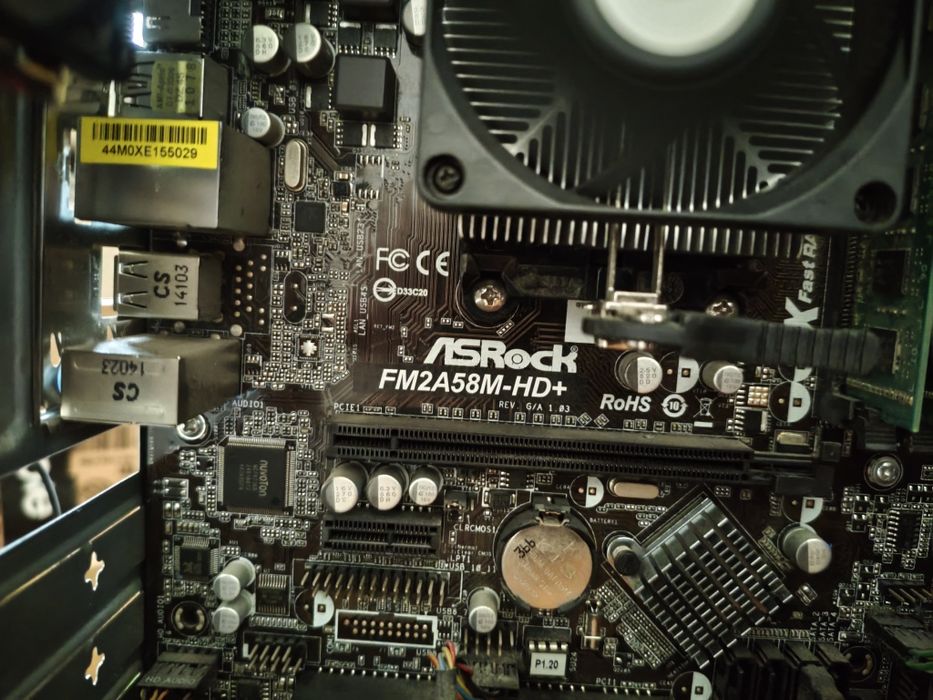 Настолен компютър с монитор