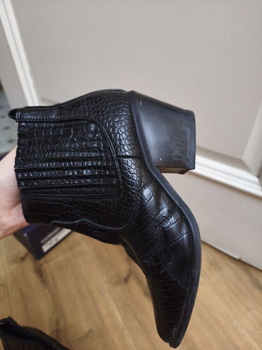 Казачки и туфли в одном объявлении